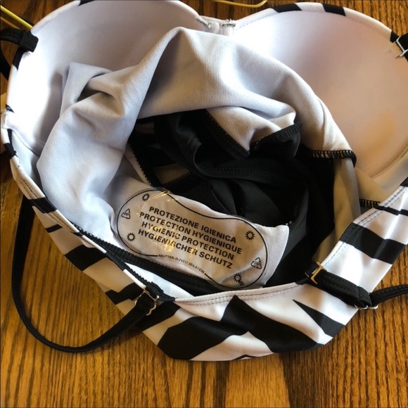 💞 NWT Black & White One Piece Swimsuit - Picture 8 of 8